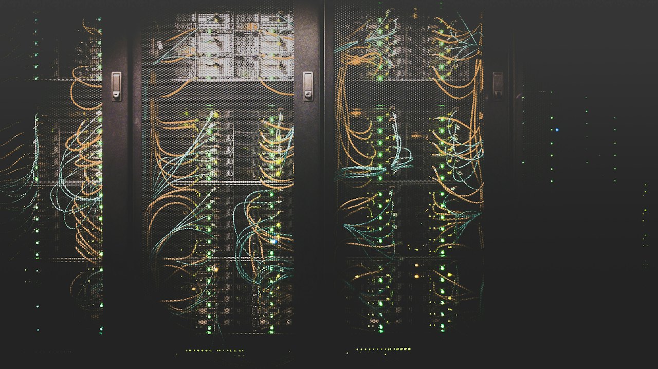 データセンターのサーバー群。VPSは物理サーバー上に作られた仮想サーバーとして提供される（画像: Unsplash）